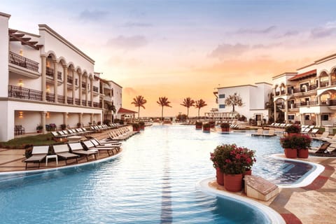 Swimming pool [outdoor]
