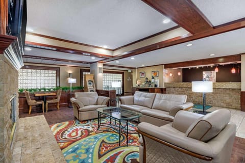 Quality Suites Addison-Dallas Hotel in Addison