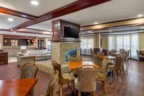 Quality Suites Addison-Dallas Hotel in Addison