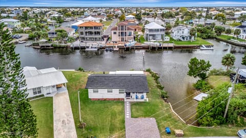 Oyster House | Waterfront, Hot Tub + Kayak + Games Hotel in Hernando