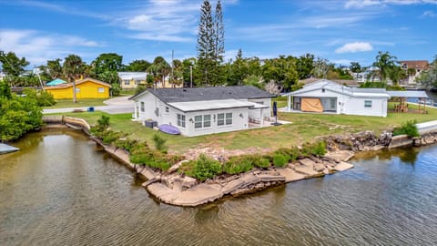 Oyster House | Waterfront, Hot Tub + Kayak + Games Hotel in Hernando