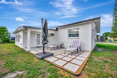 Oyster House | Waterfront, Hot Tub + Kayak + Games Hotel in Hernando