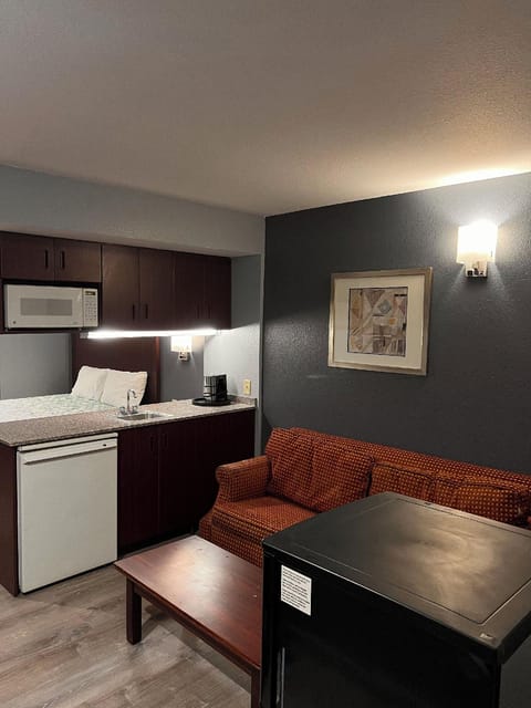BlissPoint Inn & Suites, Northwood Hotel in Toledo