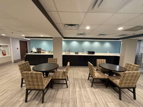 Quality Inn & Suites Detroit Metro Airport Hotel in Romulus