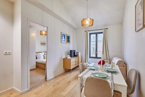 Charming Apartment Boulogne facing "Les Passages" Hotel in Paris