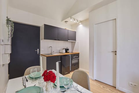 Charming Apartment Boulogne facing "Les Passages" Hotel in Paris