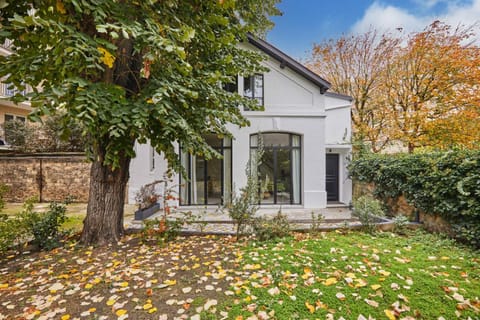 Architect house Porte Maillot la Defense Arena Hotel in Puteaux