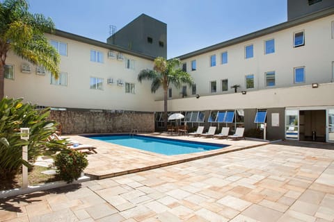 Swimming pool [outdoor]