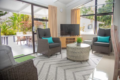 Natura Lagoon Bungalow 2 Hotel in Takitumu District