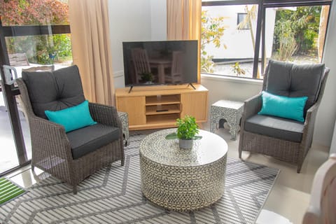 Natura Lagoon Bungalow 2 Hotel in Takitumu District