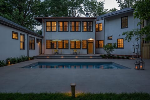 Swimming pool [outdoor]