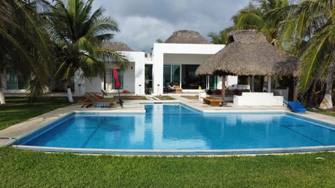 Swimming pool [outdoor]