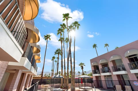 Palm Desert Suites Hotel in Indian Wells