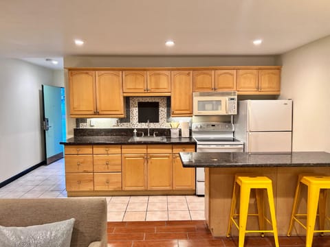 Palm Desert Suites Hotel in Indian Wells