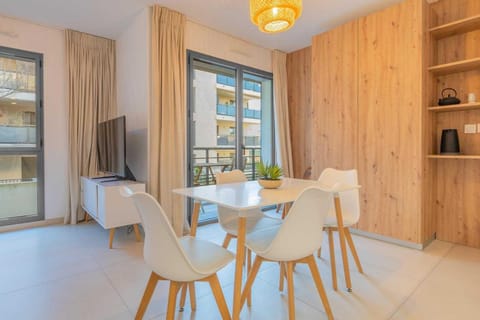 Spacious studio a/c 2P - Place des Lices Hotel in Saint-Tropez