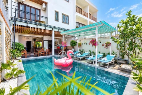 Swimming pool [outdoor]