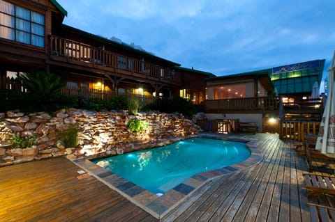 Swimming pool [outdoor]