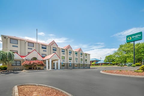 Quality Inn Knoxville West Cedar Bluff i40/i75 Bed and Breakfast in Cedar Bluff