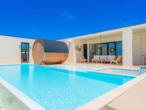 Swimming pool [outdoor]