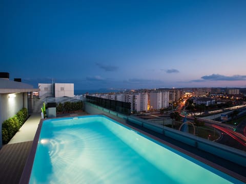 Swimming pool [outdoor]