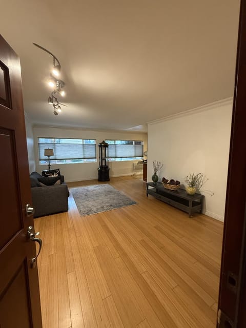 Barrington Condo Apartment hotel in Westwood