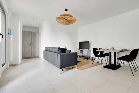 Elegant apartment - 1 bedroom/2 bedrooms - close t Hotel in Puteaux