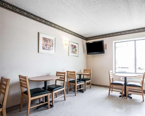 Rodeway Inn & Suites Milwaukee Airport Hotel in Milwaukee