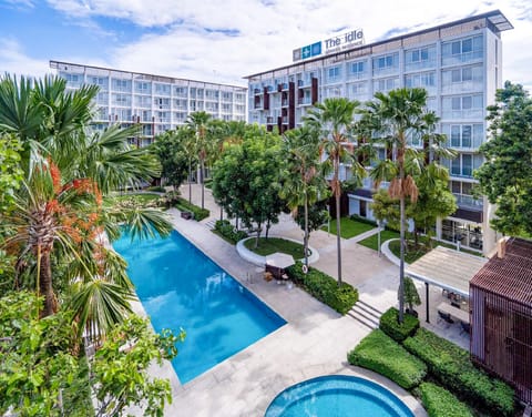 Swimming pool [outdoor]