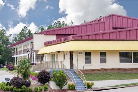 A Red dot Inn Hotel in Milledgeville