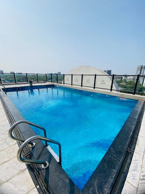 Swimming pool [outdoor]