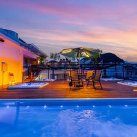 Swimming pool [outdoor]