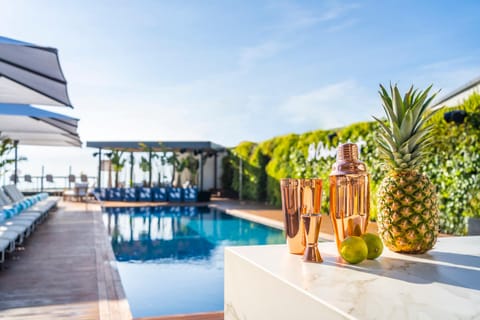 Swimming pool [outdoor]