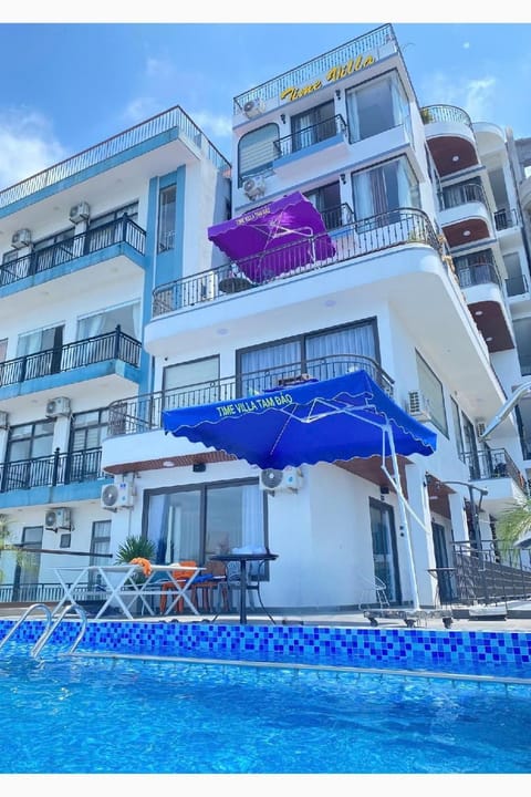 Swimming pool [outdoor]
