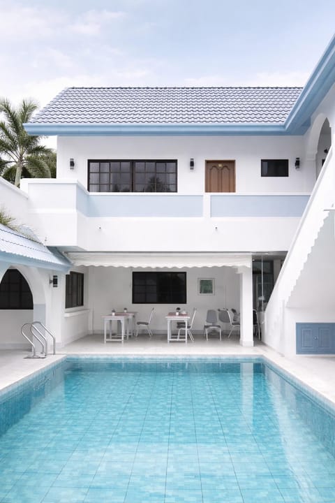 Swimming pool [outdoor]