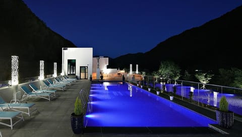 Swimming pool [outdoor]