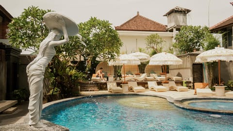 Swimming pool [outdoor]