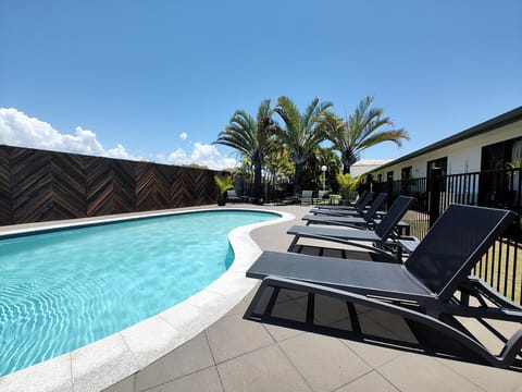 Swimming pool [outdoor]