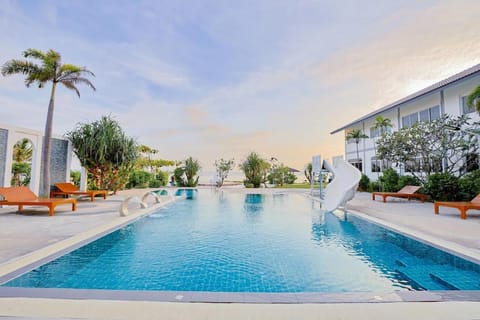 Swimming pool [outdoor]