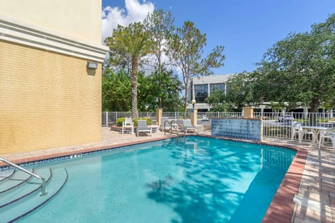 Comfort Inn & Suites Northeast - Gateway Hotel in St Petersburg