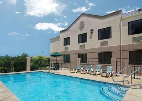 Swimming pool [outdoor]