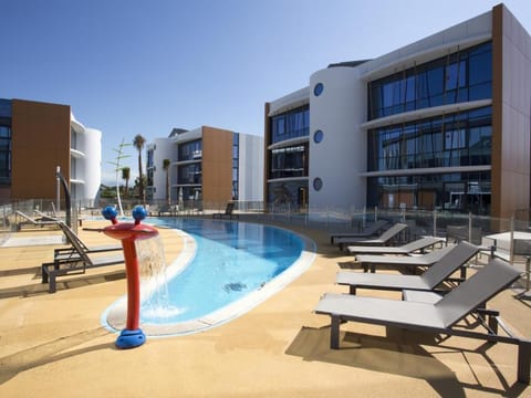 Swimming pool [outdoor]