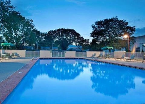 Swimming pool [outdoor]