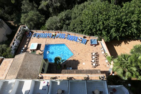 Swimming pool [outdoor]
