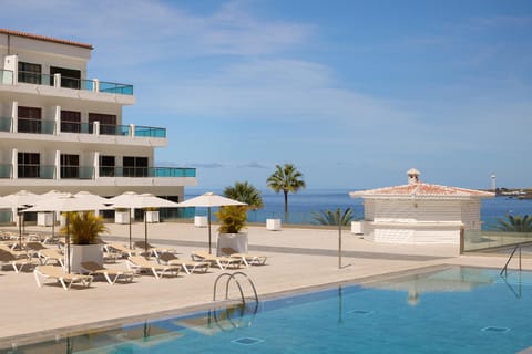 Swimming pool [outdoor]