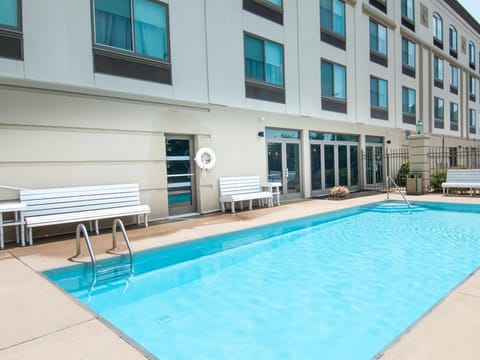 Swimming pool [outdoor]