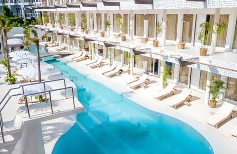 Swimming pool [outdoor]