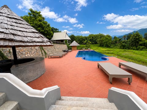 Swimming pool [outdoor]