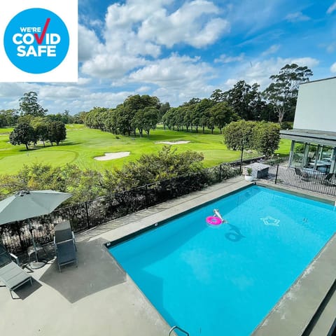 Swimming pool [outdoor]