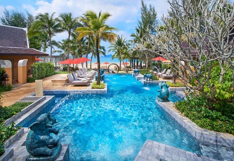 Swimming pool [outdoor]