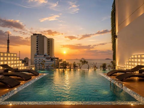 Swimming pool [outdoor]